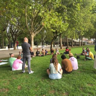 Este sábado foi dia de luta por uma Floresta com Futuro!

Foram mais de 700 pessoas em todo o país e mais de 50 em Pedrógão Grande e na Sertã.

Falámos no abandono do mundo rural, no greenwashing das celulosas, no lobby, nas consequências de ter uma única indústria no setor florestal que coloca em causa a segurança e vida de quem vive no Interior do país.

A partilha foi inspiradora! Há múltiplos projetos a acontecer na nossa região ligados à conservação e à valorização da floresta nativa, os quais incluem permacultura, pastorícia, visitas guiadas a espaços de elevado valor ecológico, poesia e bem-estar.

O caminho faz-se caminhando e tu podes fazer parte da mudança! No teu próprio terreno, ajudando os vizinhos, educando comunidades e participando em coletivos, podes fazer a diferença.

Precisamos urgentemente de uma floresta segura, resiliente e biodiversa, que sirva os interesses de todos (e não só os das empresas de celulose) .