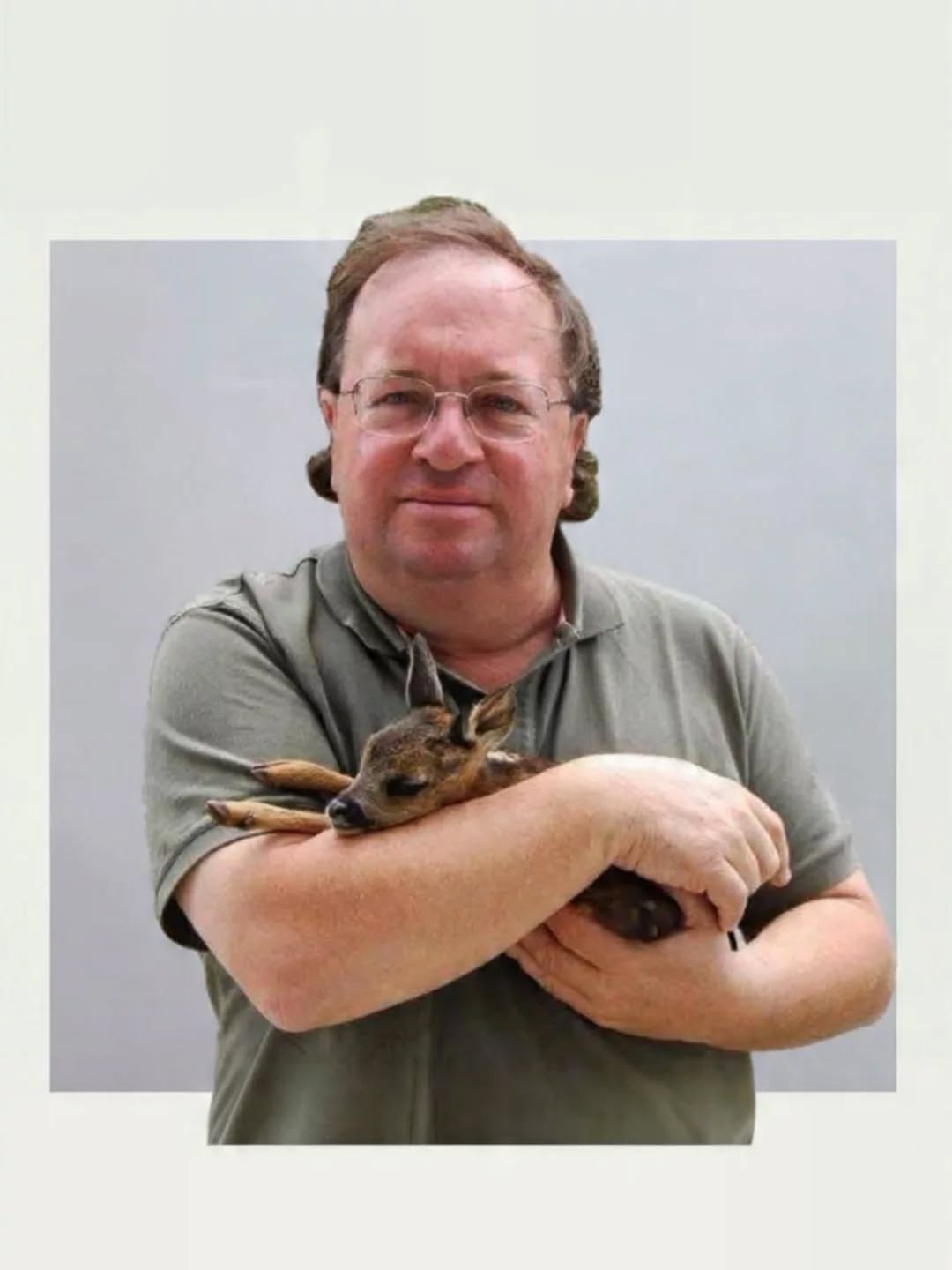 Partiu um dos maiores defensores da causa ambiental e cívica em Portugal. 

Conhecemos o Serafim Riem, numa conferência sobre floresta autóctone, promovida pela @iris.ambiente, em Pedrogão Grande. Nesse mesmo dia, mostrou-se disponível para qualquer colaboração com o MAE na sua missão.

Em 2024, esteve connosco na transmissão do documentário sobre a revolta popular contra a plantação de eucaliptos, que teve lugar no ano de 1989, em Veiga de Lila (Valpaços). O Serafim esteve lá, como em tantos outros momentos de crucial importância que ocorreram no nosso país. 

De carácter excecional, mobilizou o mundo com a sua energia e paixão, deixando-nos um legado inspirador na luta e defesa da mãe Natureza. 

Cabe-nos a todos nós honrar o seu nome e obra! Até sempre, grande Serafim.